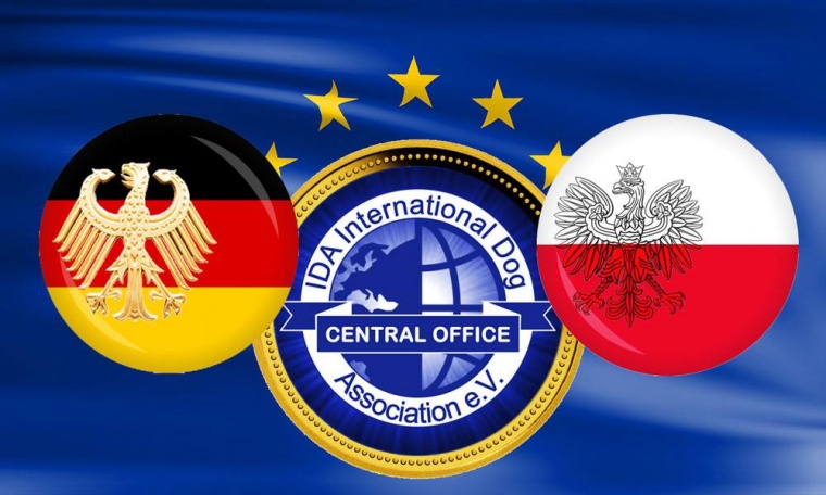 Grafika przedstawiająca logotyp IDA International Dog Association e.V. Central Office umieszczony w złotym kole na tle powiewającej flagi Unii Europejskiej. Po lewej stronie znajduje się okrągła ikona z flagą Niemiec i godłem (orłem), a po prawej okrągła ikona z flagą Polski i godłem (orłem w koronie).